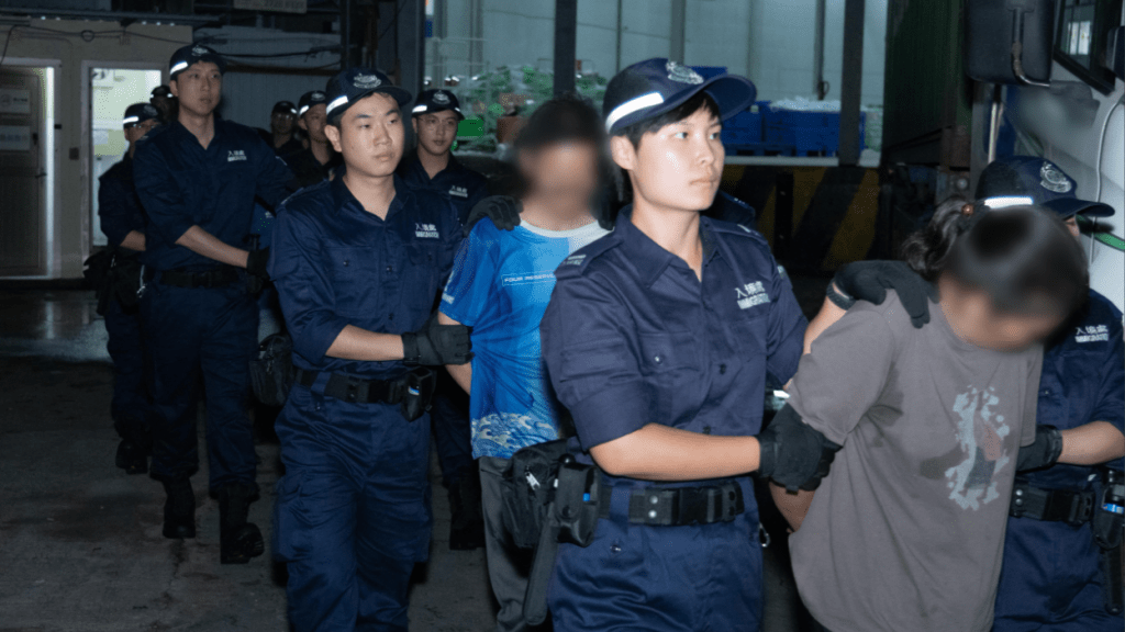 入境處突擊搜查元朗物流倉 拘12黑工2僱主 有人涉持假身份證