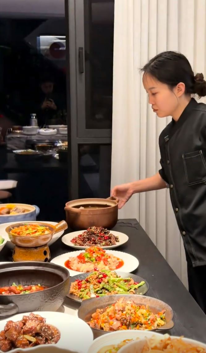 湖南私厨曾恋新春未有回家度岁，为了置业不断接工作。抖音@鲨鱼（长沙上门做饭）