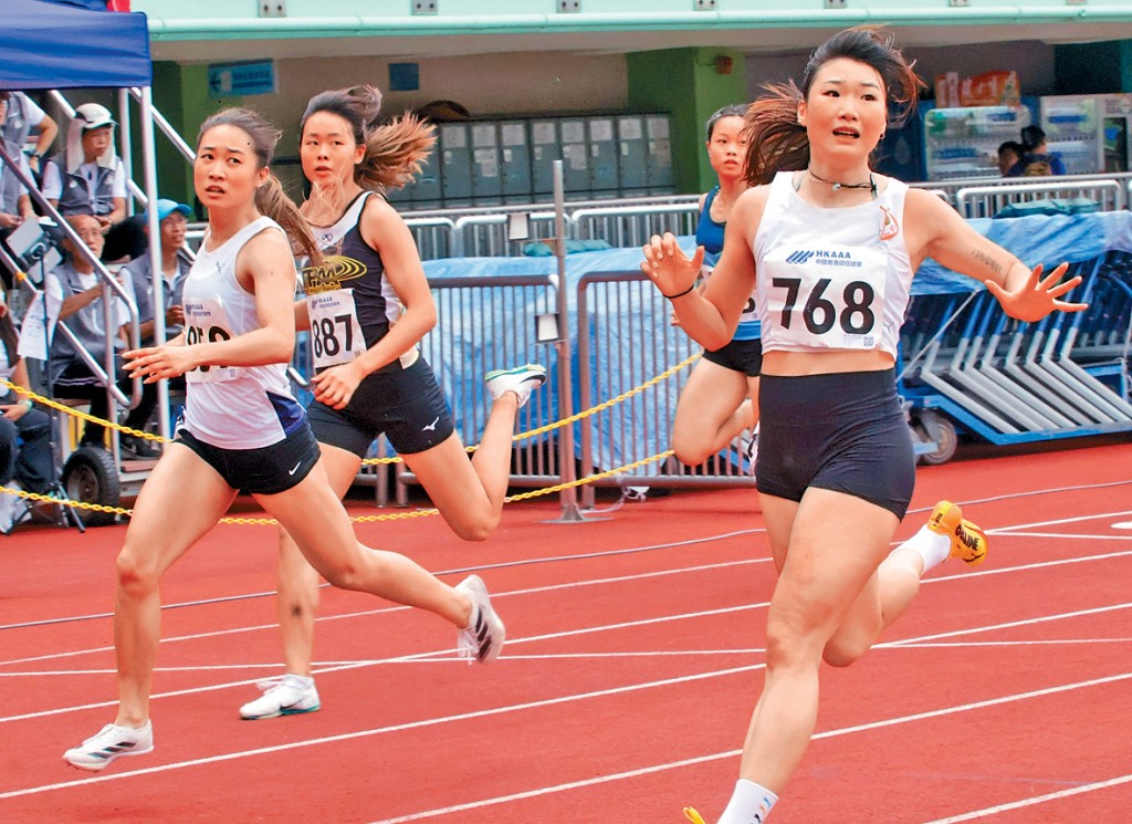 梁筠宜(右)女子100米決賽首名衝線。
