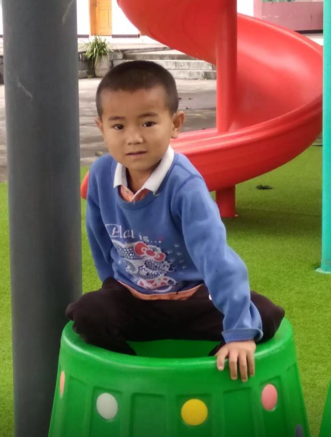 范茂勇因「縮沙」拒幫女兇手偷鐵皮被殺。抖音