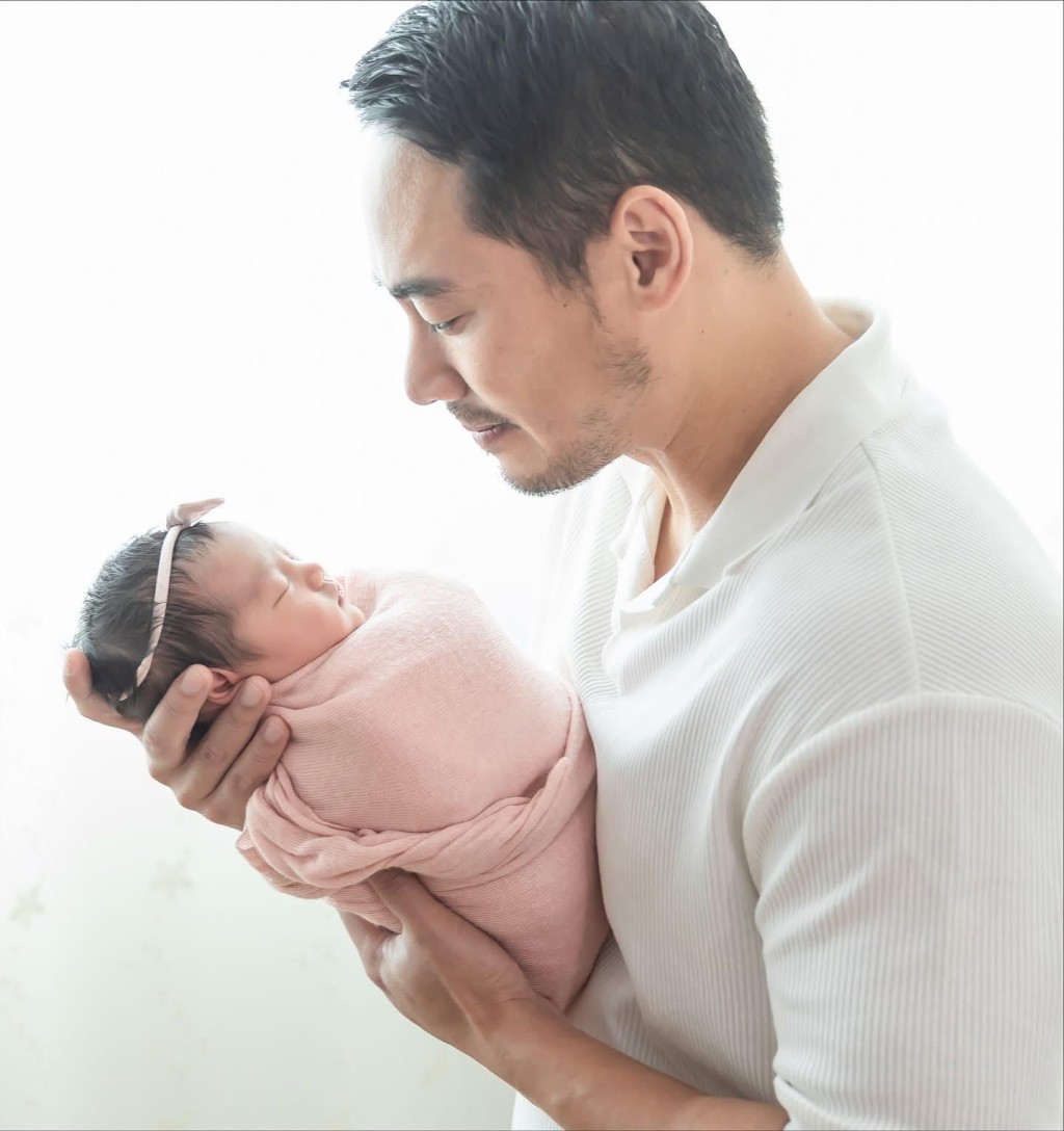 照片是在女兒出世後48小時拍下的。