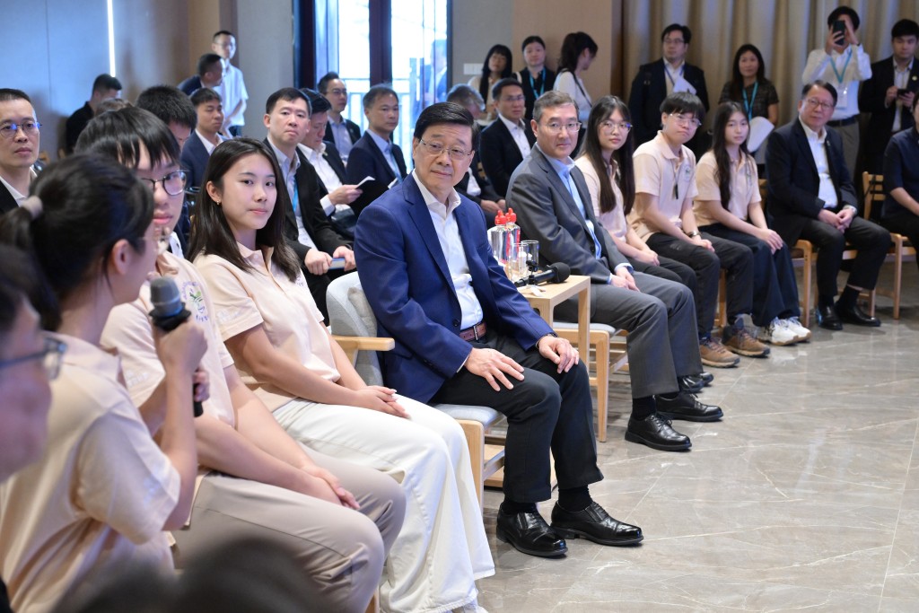 行政长官李家超继续福建访问行程。图示李家超(前排左四)到访武夷学院,与在当地参加「武夷山生物多样性保育青年实习计划」的香港青年交流。 行政长官李家超继续福建访问行程。图示李家超(前排左四)到访武夷学院,与在当地参加「武夷山生物多样性保育青年实习计划」的香港青年交流。