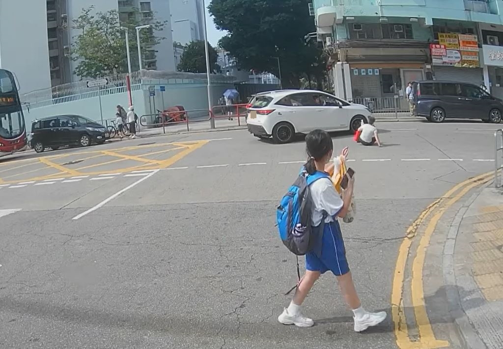 她被撞后坐起身。fb车cam L（香港群组）影片截图