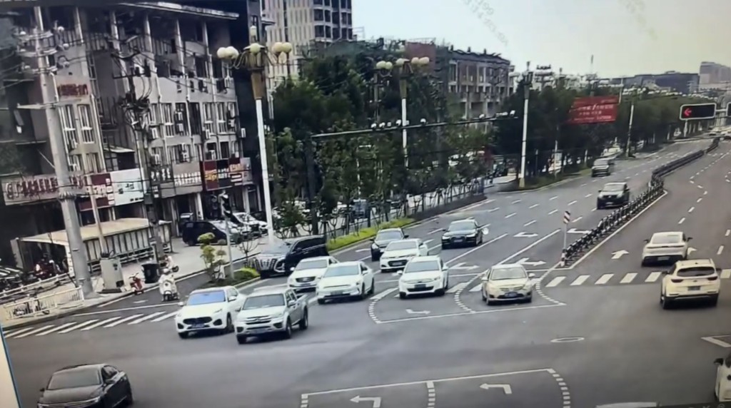 私家車從後輾過「電雞」，致車上2孩童死亡母親雙腳折斷。抖音