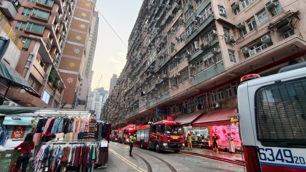 北角春秧街仁德大廈一高層單位起火,濃煙沖天。黃文威攝 北角春秧街仁德大廈一高層單位起火,濃煙沖天。黃文威攝