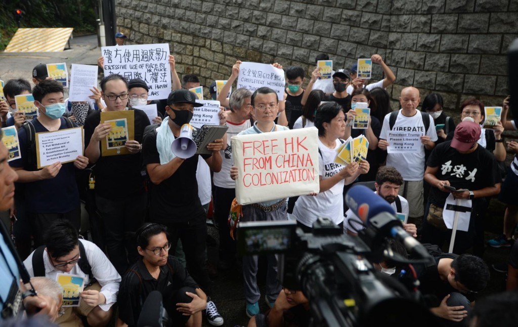 市民前往19個駐港總領事館遞信請願。