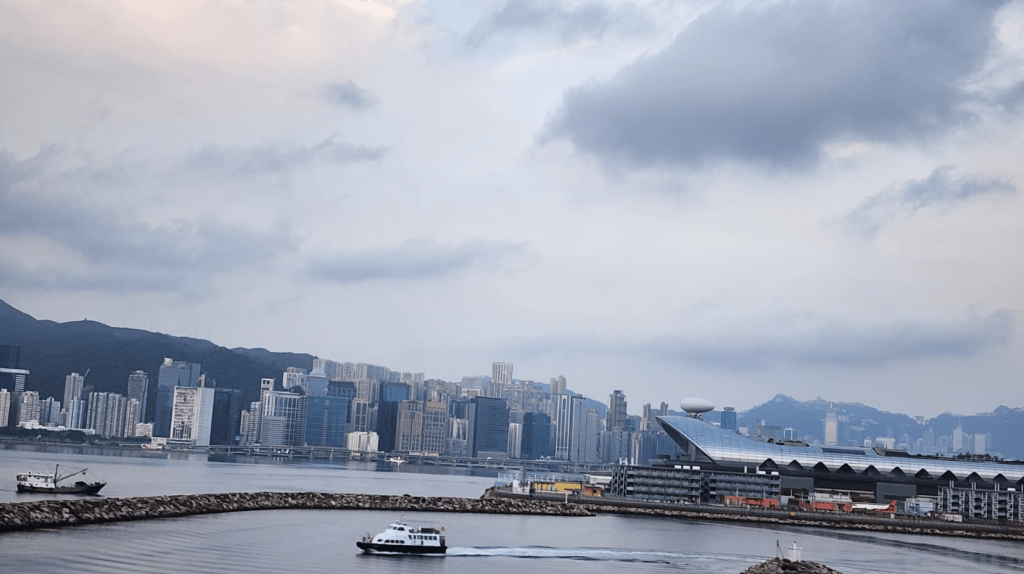 本港地區今日大致天晴，但局部地區有驟雨。黎志偉攝