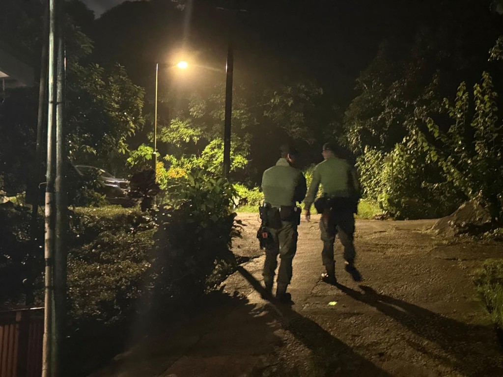 警方深入搜查山林隱蔽位置及潛在的匪徒匿藏點。 警方深入搜查山林隱蔽位置及潛在的匪徒匿藏點。