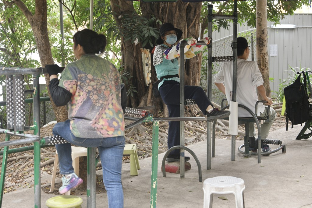 現場擺放了多部健身設施，吸引不少街坊使用。