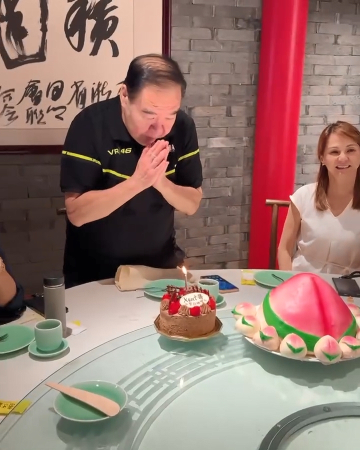 鄭則仕的太太保養得宜。 鄭則仕的太太保養得宜。