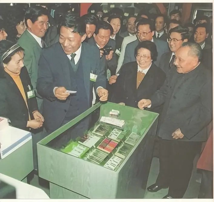 鄧小平1992年在上海第一百貨商店買中華牌鉛筆。 鄧小平1992年在上海第一百貨商店買中華牌鉛筆。