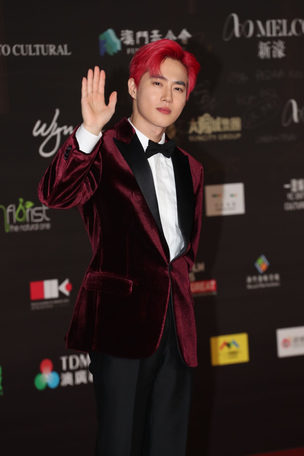 Suho行紅地氈時，親切打招呼。