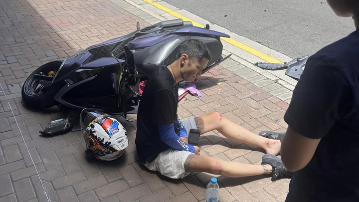 鐵騎士雙腳擦傷送院。fb:車cam L(香港群組)