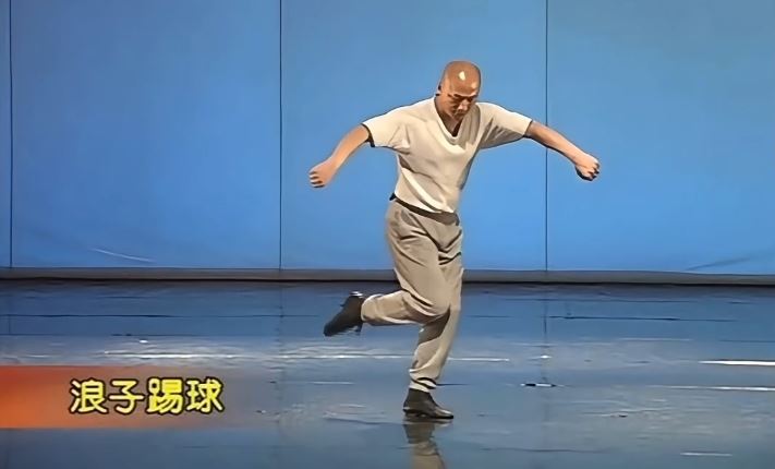 全网疯跳的“闪身步”。小红书