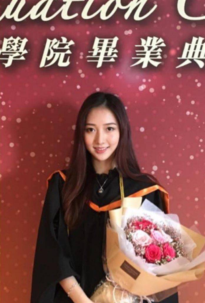 何依婷毕业于香港城市大学商学院资讯系统学系（环球商业系统管理）。