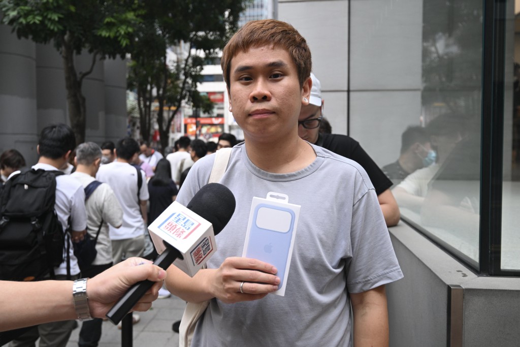 排頭位的劉先生今早3時許已到希慎蘋果店門外，已是他連續第6年「霸頭位」。