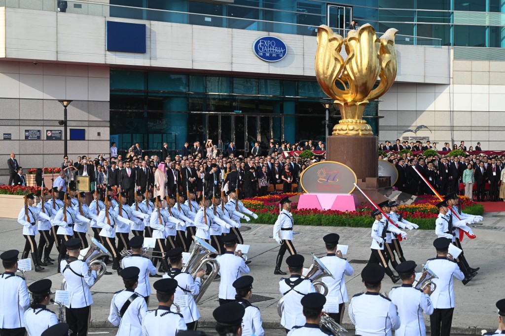 政務司司長陳國基祝賀新中國成立77周年,指香港節日氣氛濃厚,市民和遊客絡繹不絕。 政務司司長陳國基祝賀新中國成立77周年,指香港節日氣氛濃厚,市民和遊客絡繹不絕。