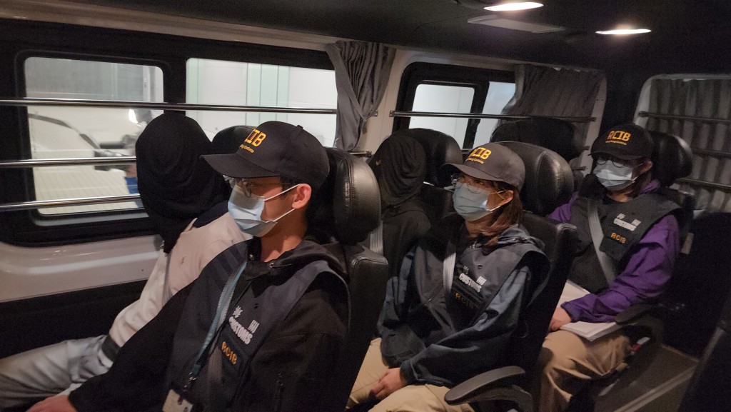 行動中，拘捕1名本地女子、1名非本地女子及4名非本地男子。黎志偉攝