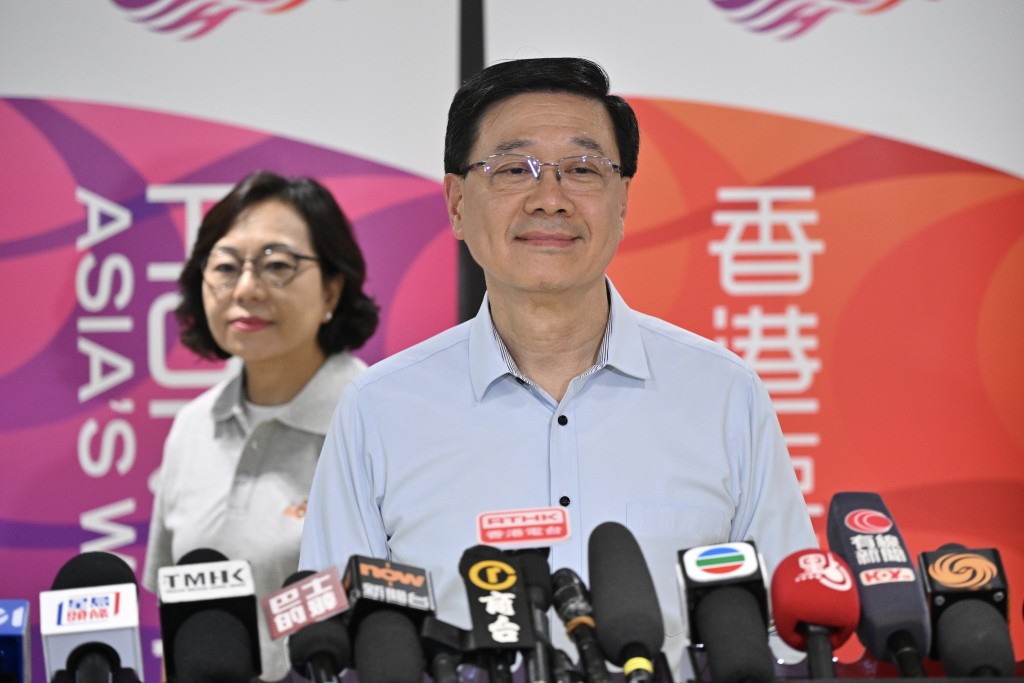 李家超在落区后会见传媒，公布将会在9月16日在公布香港首个五年规划。