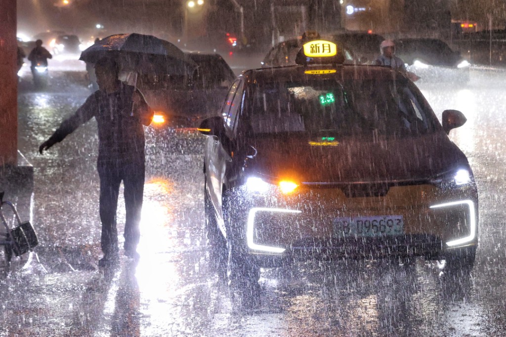 下雨回家後,應洗腳再讓雙腳回復乾燥。中新社 下雨回家後,應洗腳再讓雙腳回復乾燥。中新社