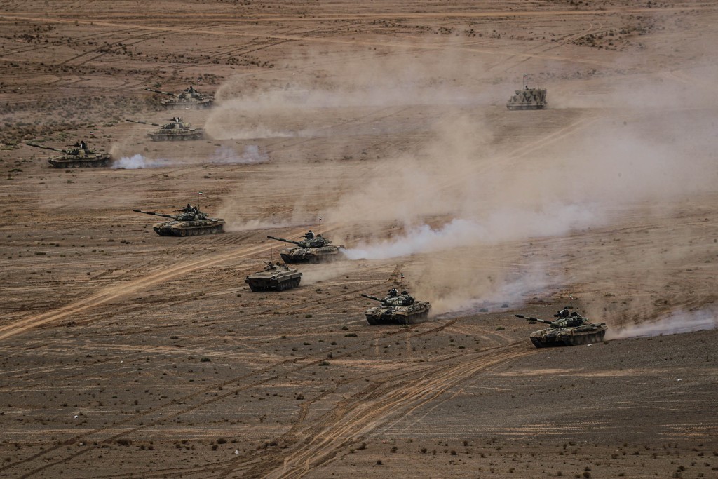 以巴衝突持續之際，伊朗加緊進行坦克演習。路透社