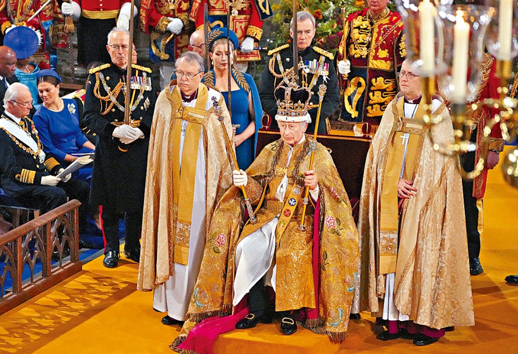 查理斯三世在加冕礼上戴上圣爱德华皇冠。