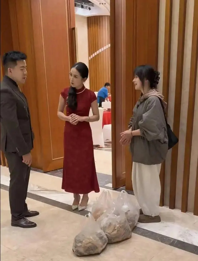 為收養的流浪動物得溫飽，宣宣到婚宴收集廚餘。