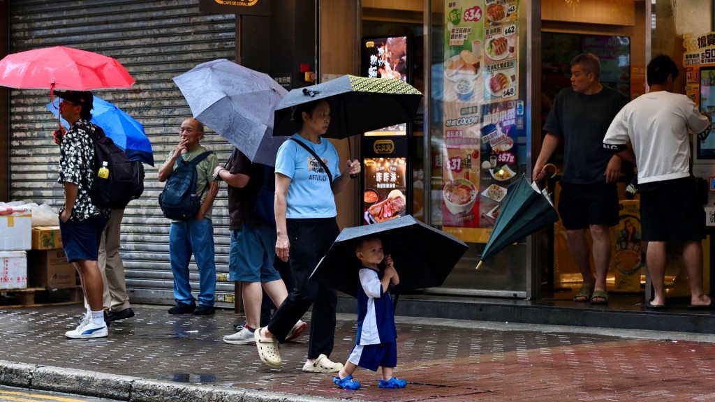 快餐店更是座無虛席。 快餐店更是座無虛席。