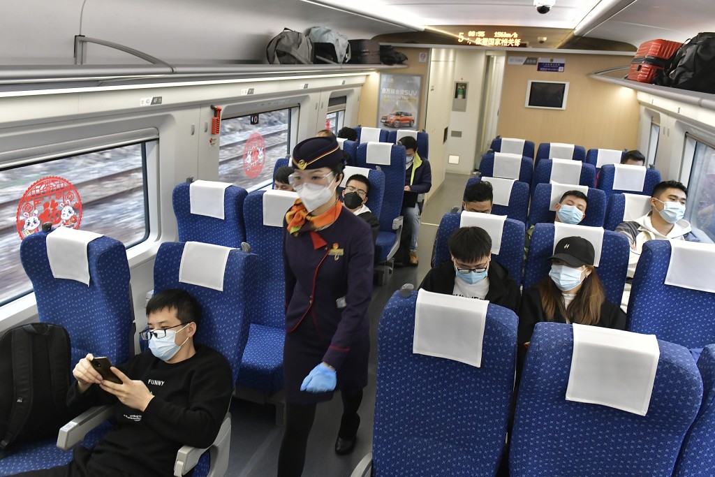 由香港开往广州东的列车，上午约8时由西九开出。图为列车内部。（陈极彰摄）