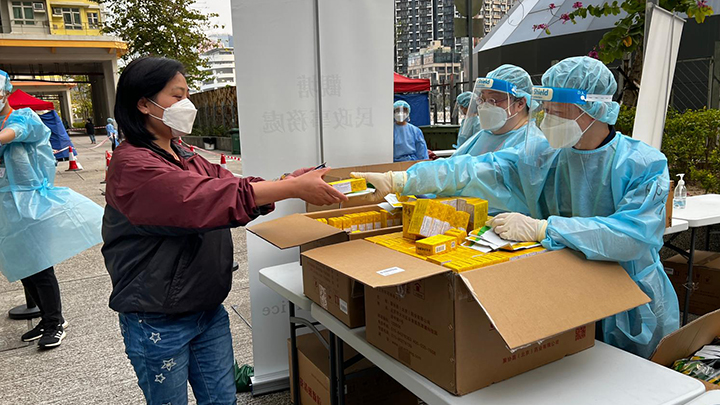 食物及衞生局透過相關政府部門向接受「圍封強檢」的居民派發由國家捐贈的抗疫中成藥。政府新聞處圖片