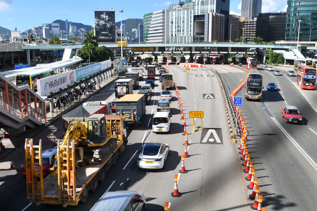 红磡海底隧道实施不停车缴费「易通行」首个工作日。（卢江球摄）