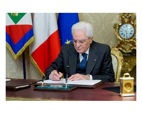 马达雷拉签署命令，解散国会参众两院。