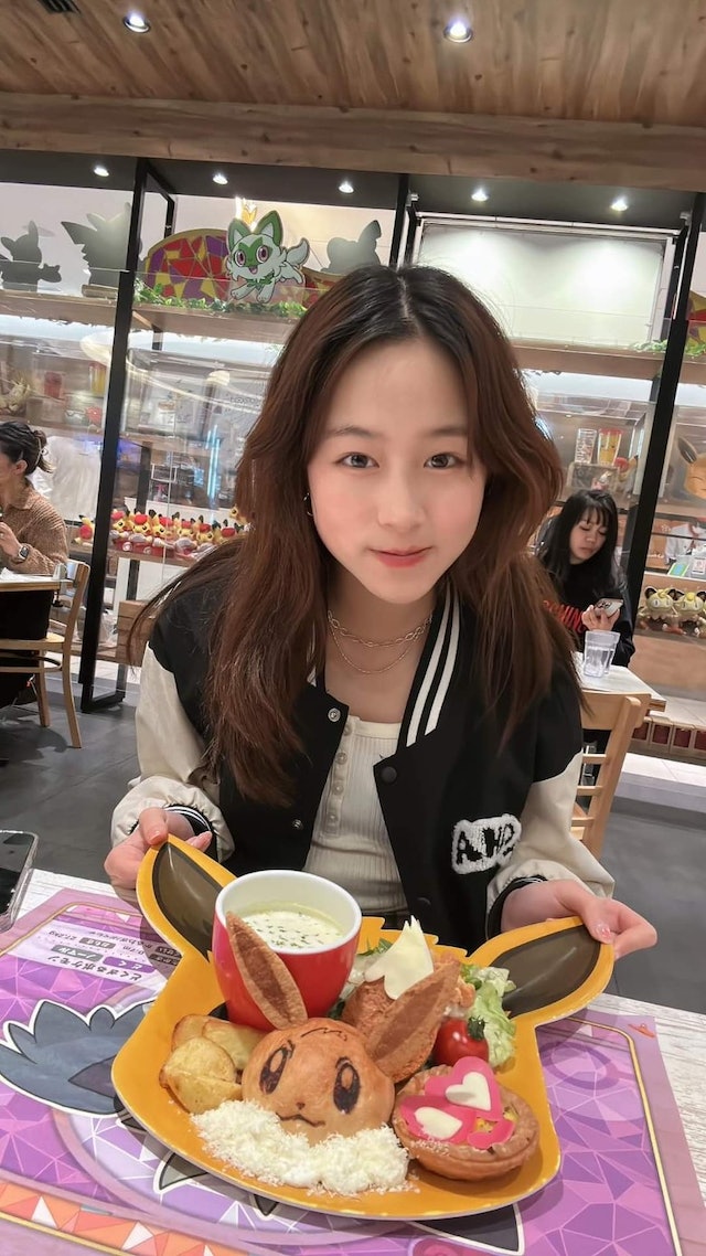 姚嘉妮向來甚少公開一對子女的樣子,不過早前她與仔女一同到日本旅遊,竟罕有曝光女兒Kyra外貌。 姚嘉妮向來甚少公開一對子女的樣子,不過早前她與仔女一同到日本旅遊,竟罕有曝光女兒Kyra外貌。