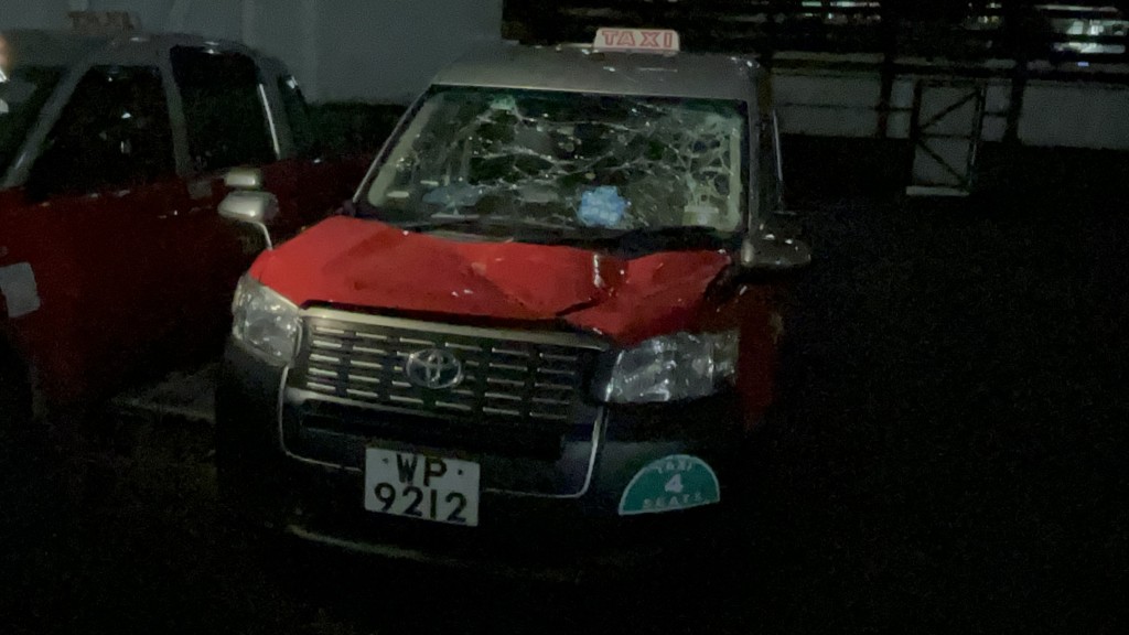 有的士嚴重損毀，其擋風玻璃爆裂，車頭冚亦凹陷。楊偉亨攝