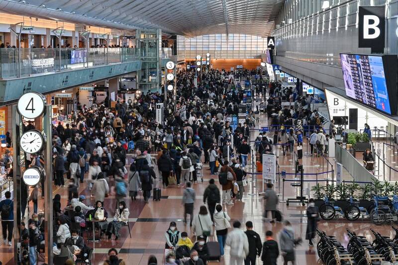 羽田機場廁所具體的修復時間目前仍無法確定，對往來旅客造成極大不便。法新社