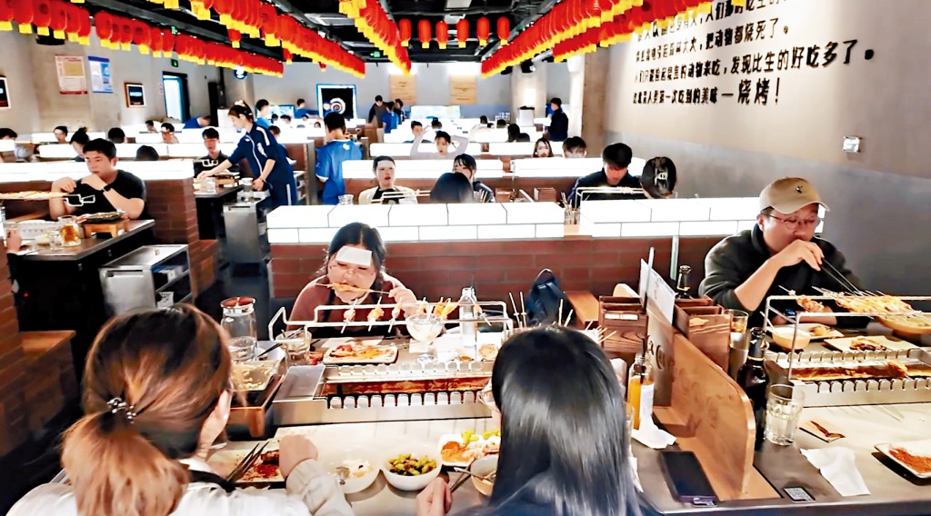 上海某商場餐飲店內擠滿韓國遊客。