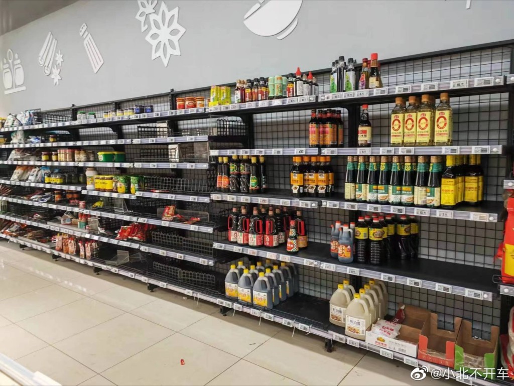 有網民表示連找多間超市都找不到「黃桃罐頭」。 微博圖