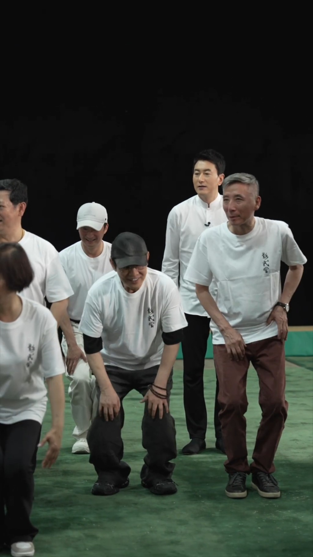 全部人蹲下來時，李連杰卻失去重心。