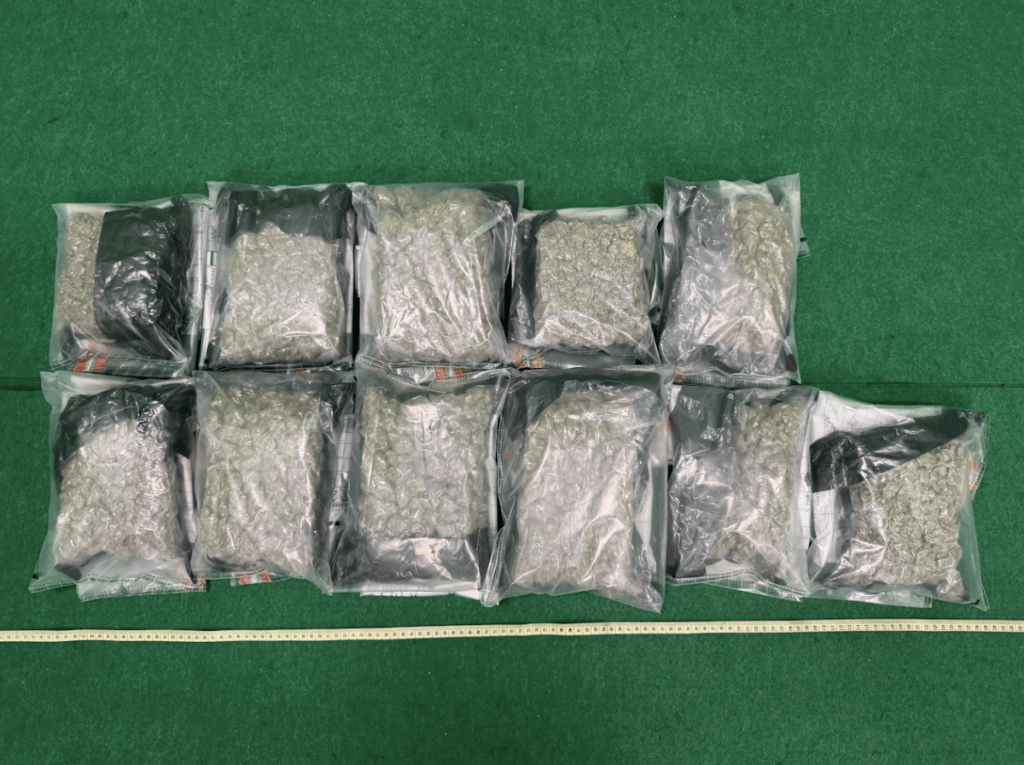 海關在一名曼谷抵港男旅客涉藏5.5公斤大麻花。海關圖片 海關在一名曼谷抵港男旅客涉藏5.5公斤大麻花。海關圖片