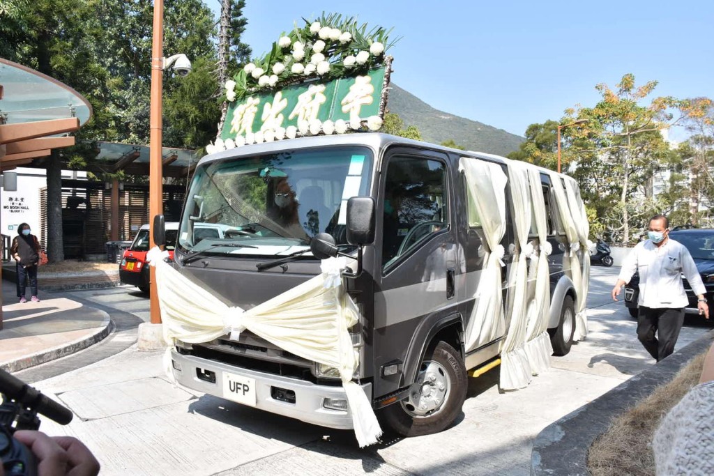 完成大殮後靈車抵達歌連臣角火葬場。