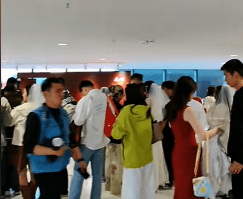 新疆赛里木湖景区的婚姻登记中心5月20日凌晨爆满来自全国各地的新人前来办理结婚证。 抖音