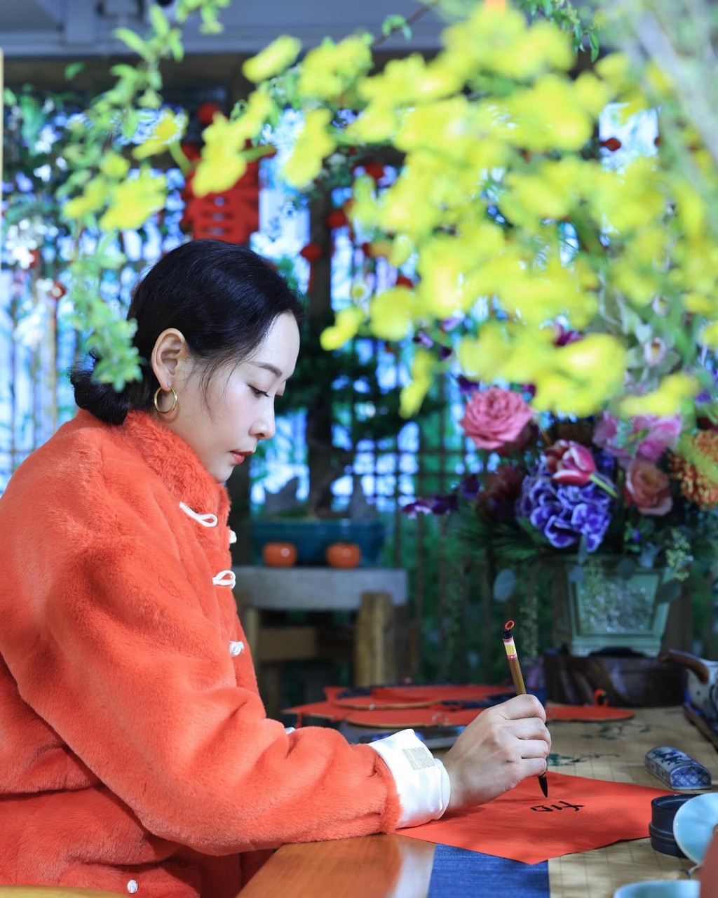 杨卓娜亦写挥春应节。