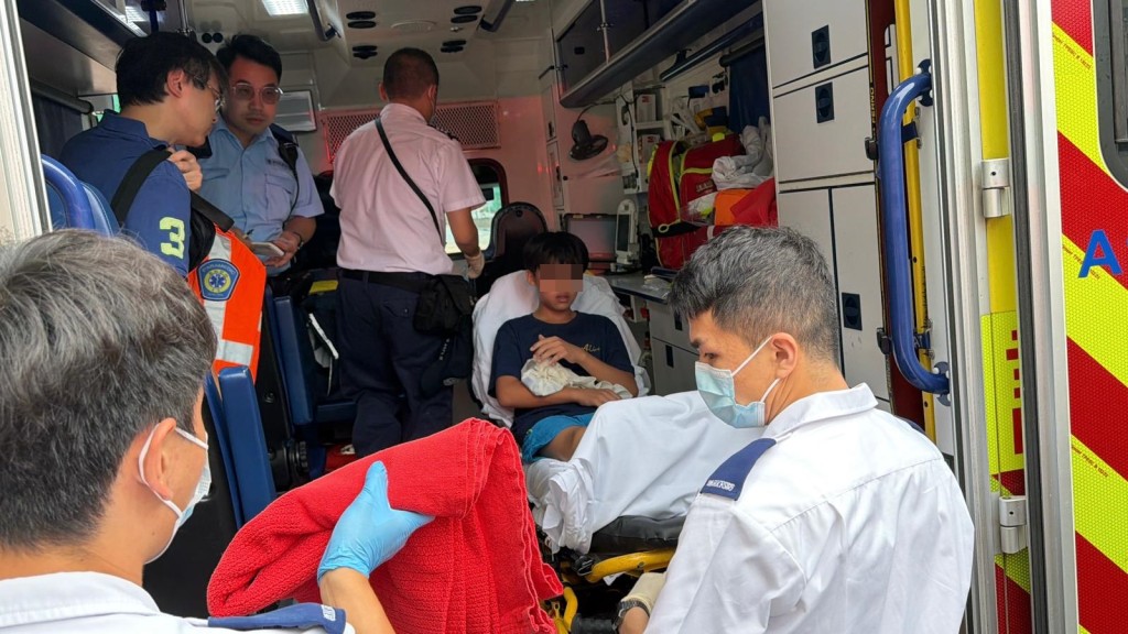 少年手部輕傷由救護車送院。劉漢權攝