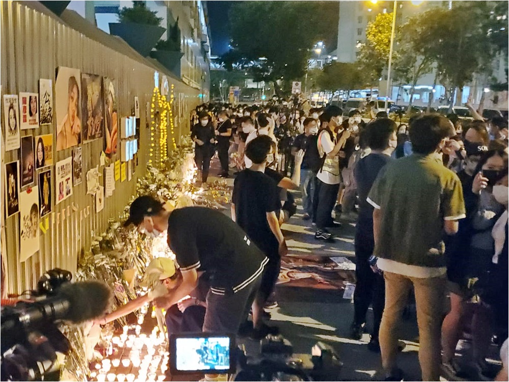 有人到尚德停車場外悼念。尹敬堂攝