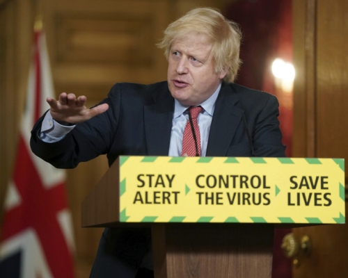 英國首相約翰遜宣佈,將進一步放寬防疫措施。AP圖