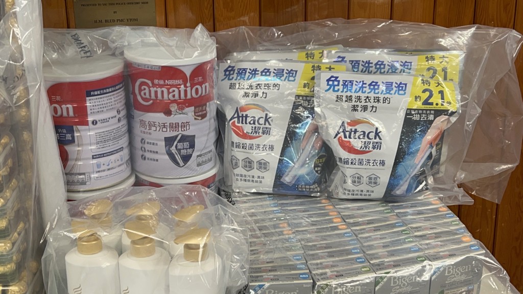 檢獲的證物包括日用品及食物。