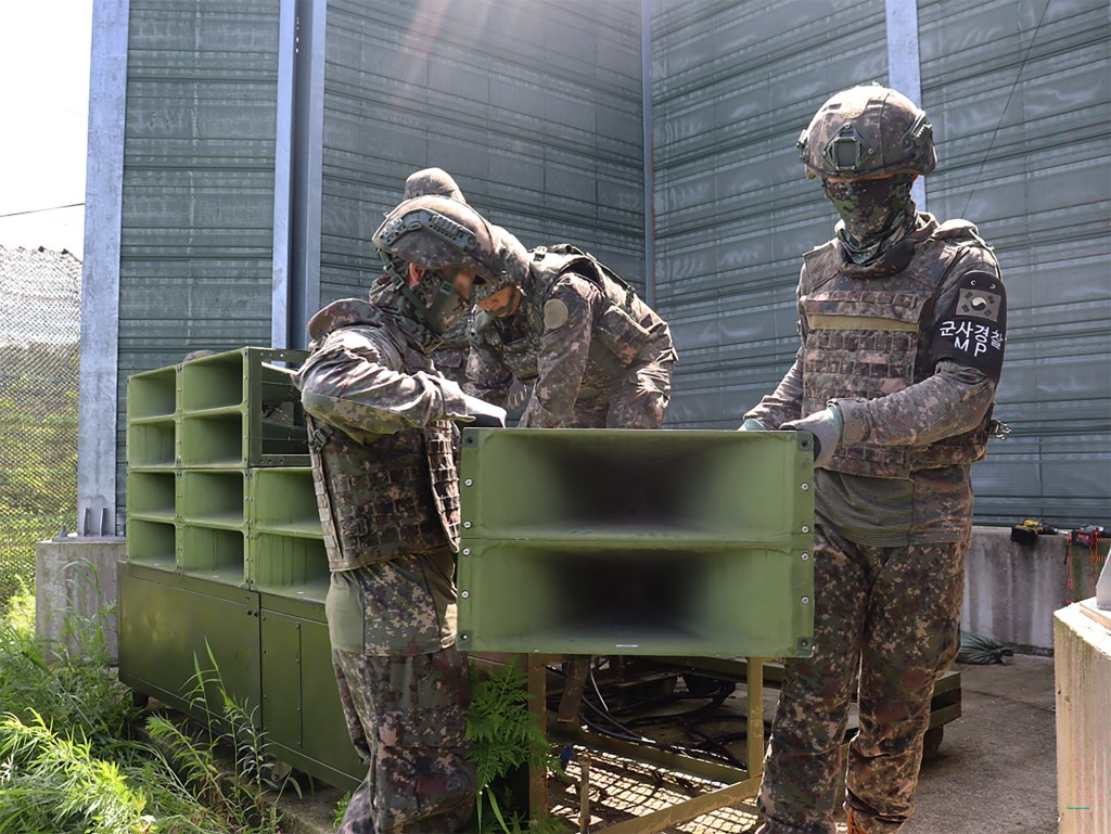 南韩士兵早前拆除边境扩音器。法新社