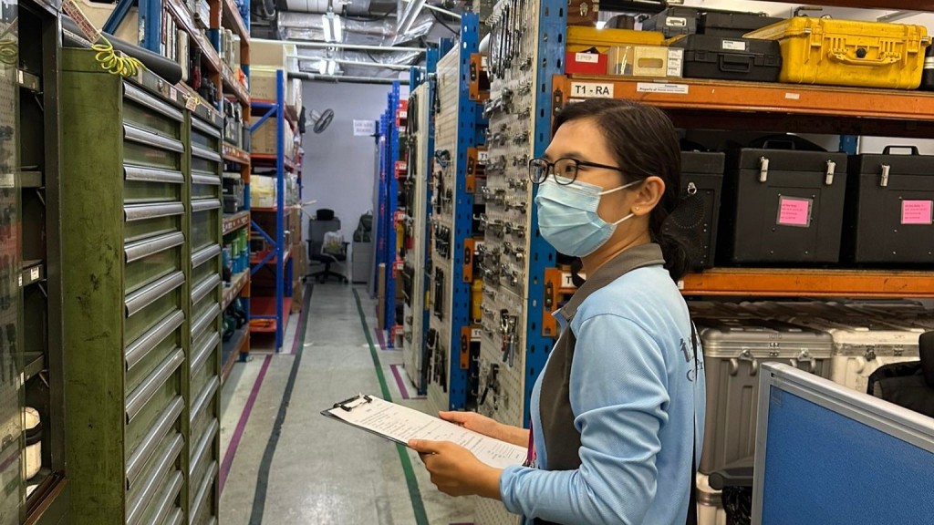 衞生防護中心職員日前到機場視察患者工作地點的環境。政府新聞處