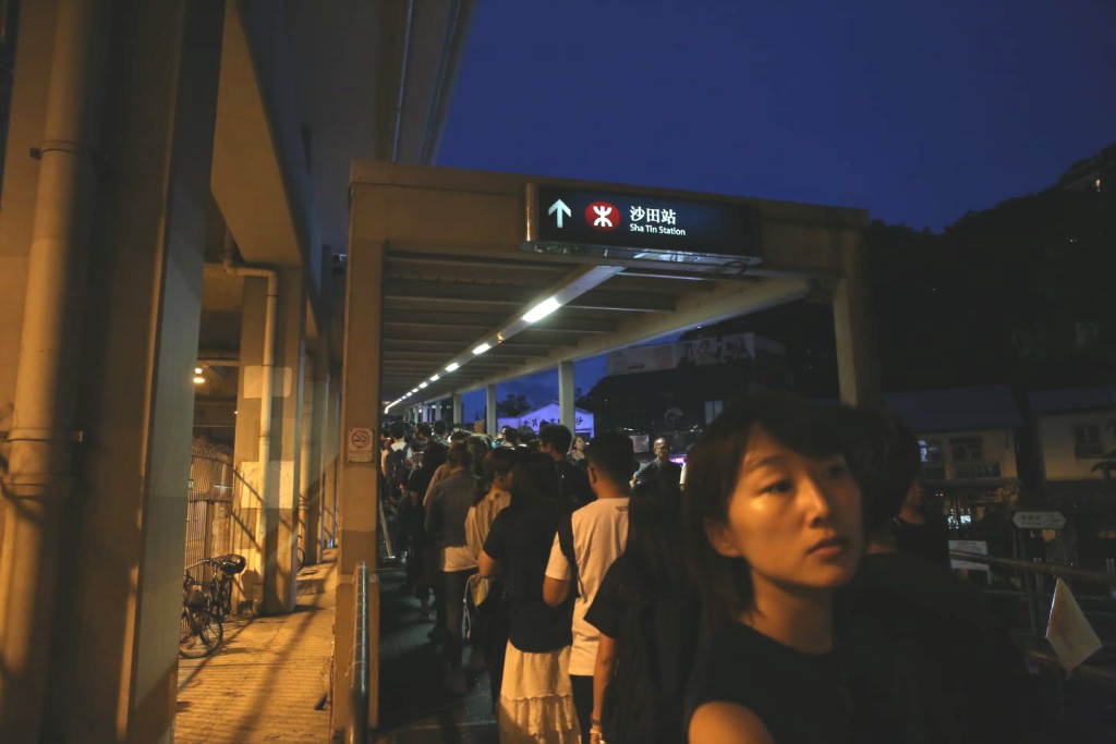 东铁线沿线车站都迫满乘客。