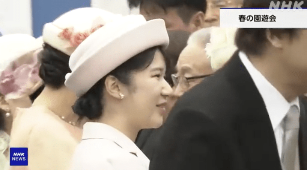 日皇长女爱子与嘉宾微笑倾谈。NHK新闻视频画面截图